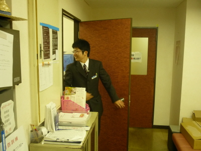 おっくー ドアから出る