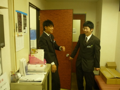 おっくー 川崎君 ドアから出る